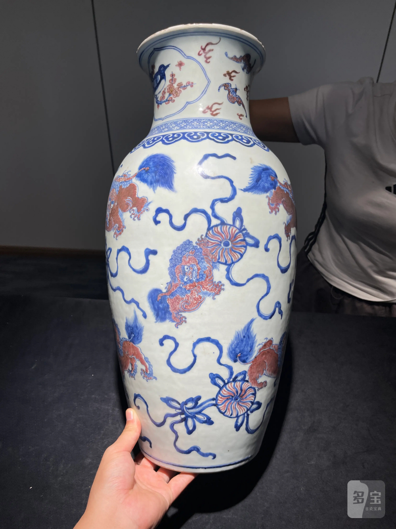 清乾隆 青花釉里红狮子绣球纹观音瓶 - 图5